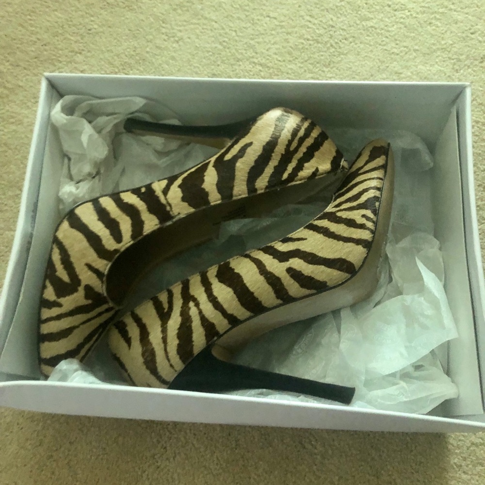 EUC Steve Madden Tiger Heels